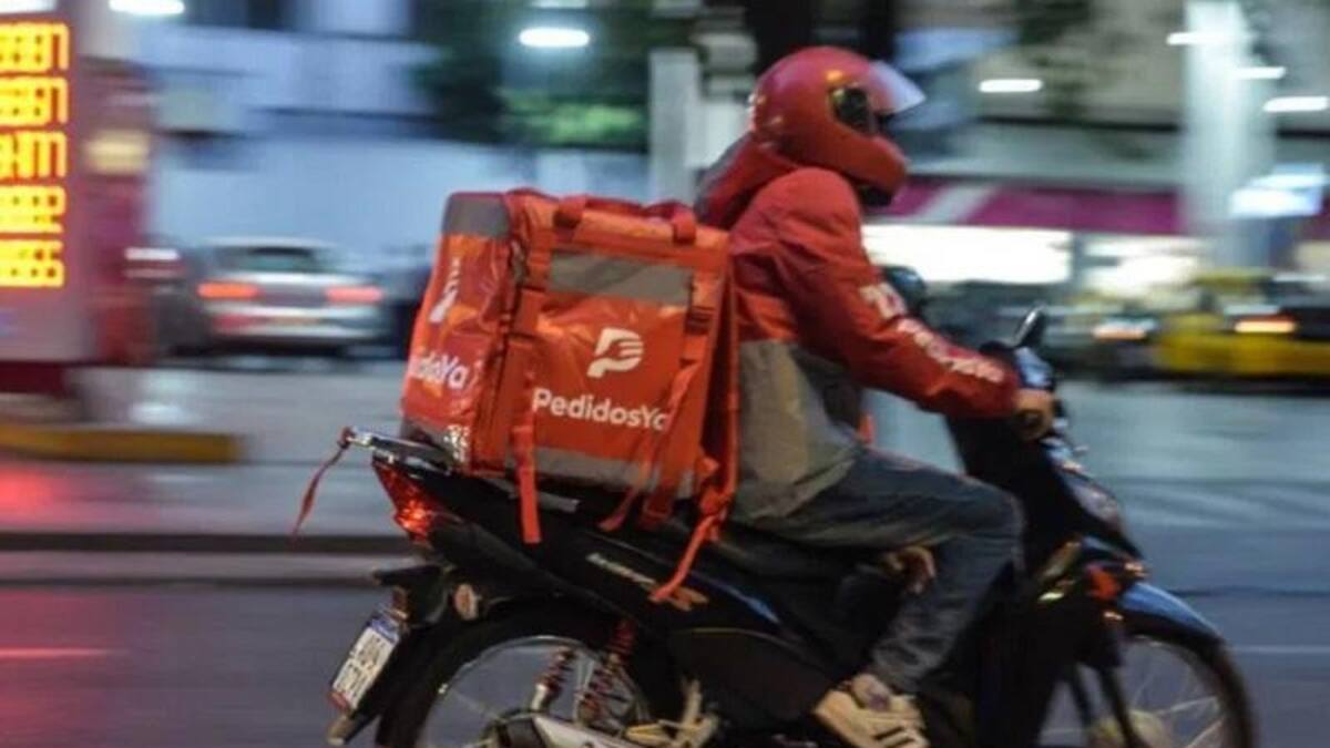 Viral en Twitter: evitó que le roben la moto a un repartidor y recibió una inesperada sorpresa