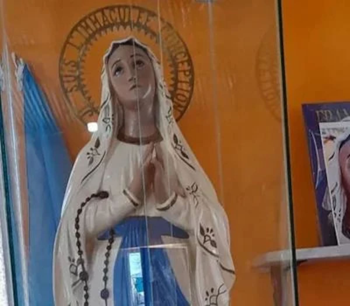 Habría llorado en reiteradas ocasiones, incluso con rastros de sangre.