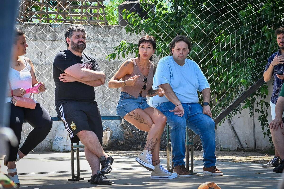 Visita de Mayra Mendoza, Facundo Tignanelli y Juan Debandi al club de Tres de Febrero que recibió una boleta de luz de un millón de pesos.