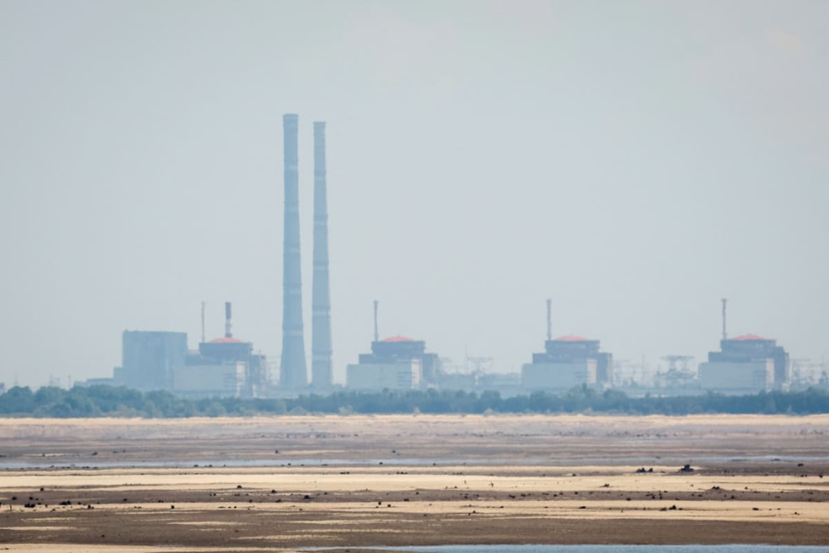 Vista de la planta nuclear de Zaporizhzhia desde el banco del embalse de Kakhovka en Nikopol . Foto Reuters