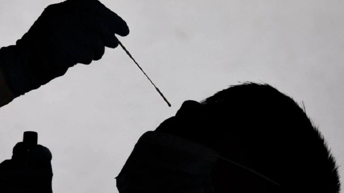 Vista de la toma de una muestra PCR del coronavirus, en una fotografía de archivo. EFE