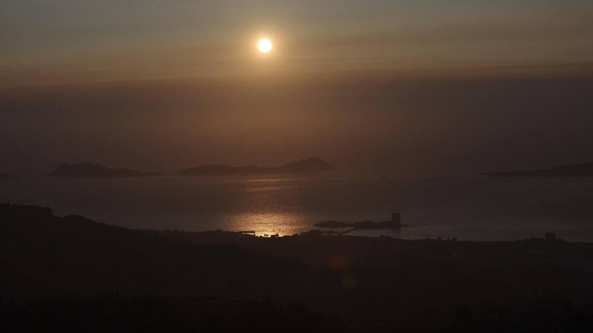 Vista del humo que desprenden los incendios de Canadá desde el monte Cepudo de Vigo, España. Fuente: EFE.
