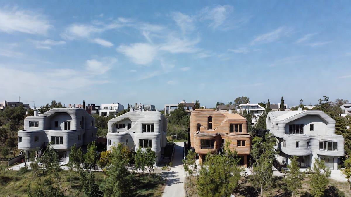 El sistema se basa en el uso de robots de gran escala que depositan material cementicio capa por capa.