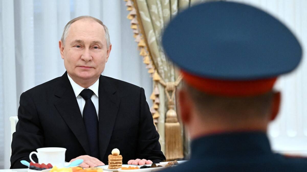 Vladimir Putin con altos mandos militares de Rusia. Foto: REUTERS.