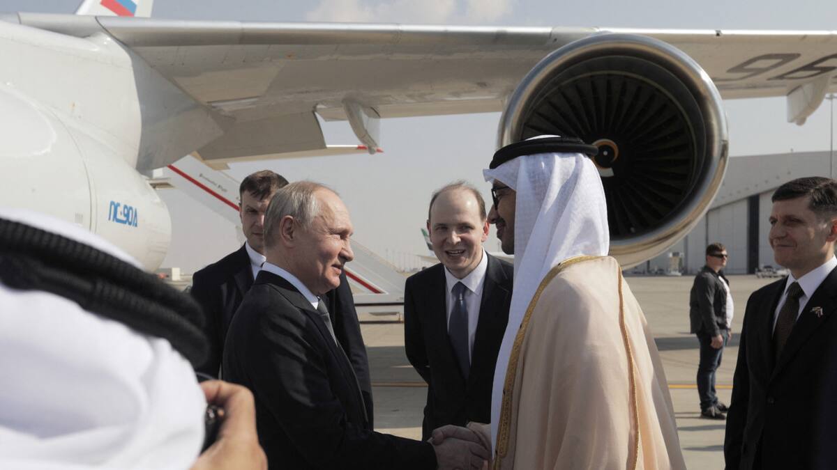 Vladimir Putin en su llegada a Emiratos Árabes Unidos. Foto: Reuters.