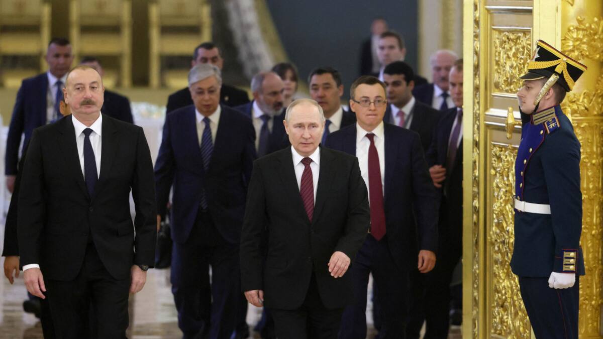 Vladimir Putin y colaboradores de su gobierno. Foto: NA.