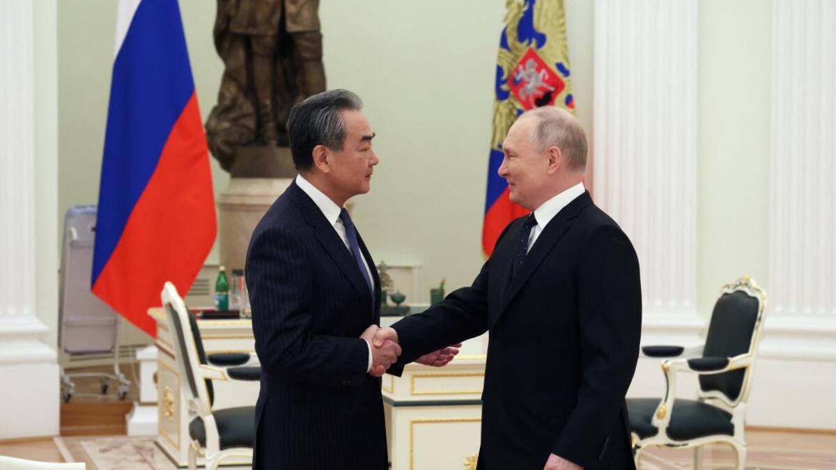 Wang Yi en un anterior encuentro con Vladimir Putin. Foto: Reuters.