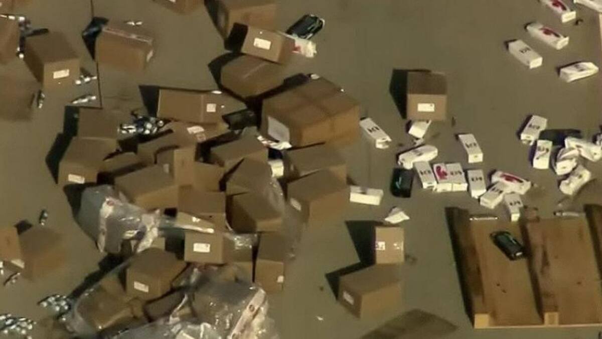 Volcó un camión en EE. UU. Foto: captura de video.