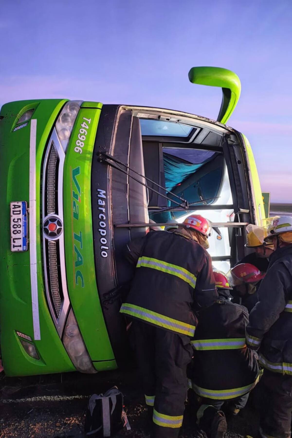 Volcó un micro en General La Madrid. Foto: gentileza La Brújula