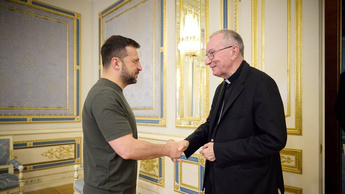 Volodimir Zelenski junto a Pietro Parolin. Foto: Reuters