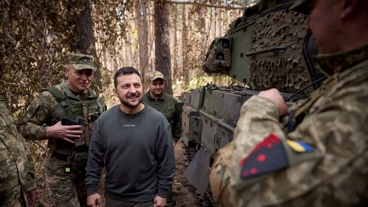 Volodimir Zelenski, presidente de Ucrania, junto al Ejército. Foto: Reuters