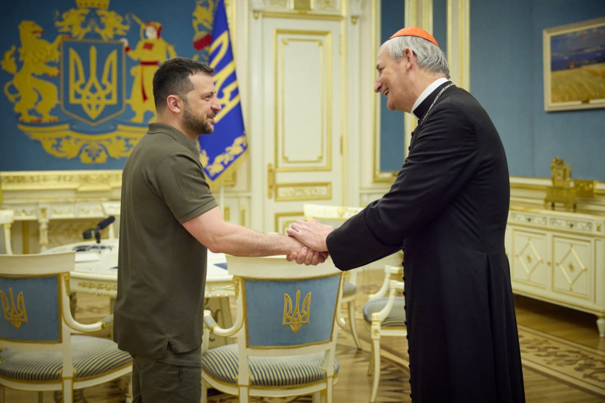 Volodimir Zelenski y Matteo Zuppi, negociaciones de paz en la guerra. Foto: Reuters.