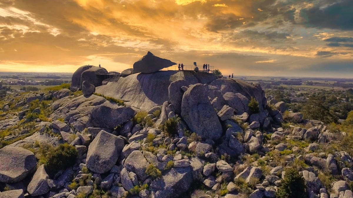 La propuesta, abierta a viajeros solos, parejas y dúos, no requiere experiencia previa y permite colaborar en tareas de huerta, mantenimiento y recepción de huéspedes a cambio de alojamiento y una experiencia de inmersión en plena naturaleza serrana.