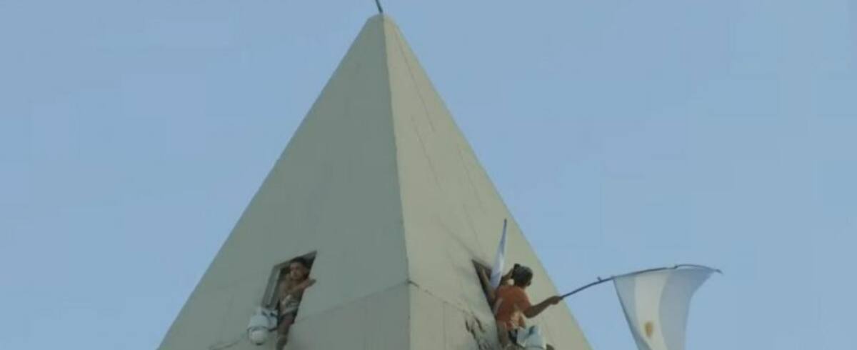 Volvieron a vandalizar el Obelisco. Foto: NA.