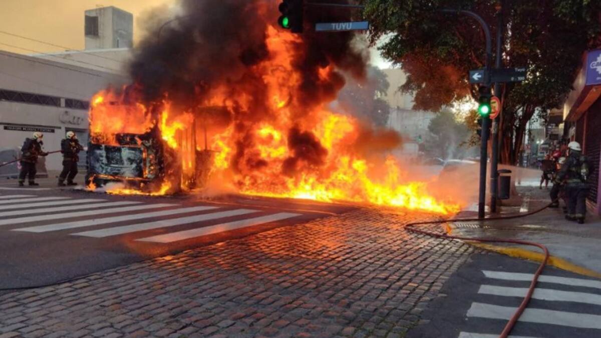 Voraz incendio de colectivo, Foto NA