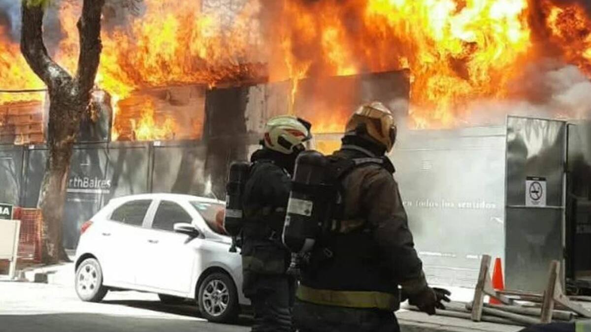 Voraz incendio en una obra en barrio de Palermo, NA