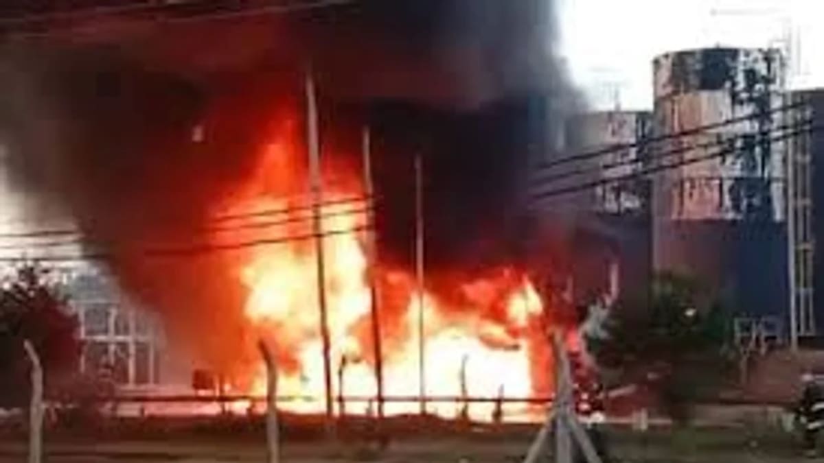 Voraz incendio en una refinería del Parque Industrial de Pilar: un operario murió y otro resultó herido