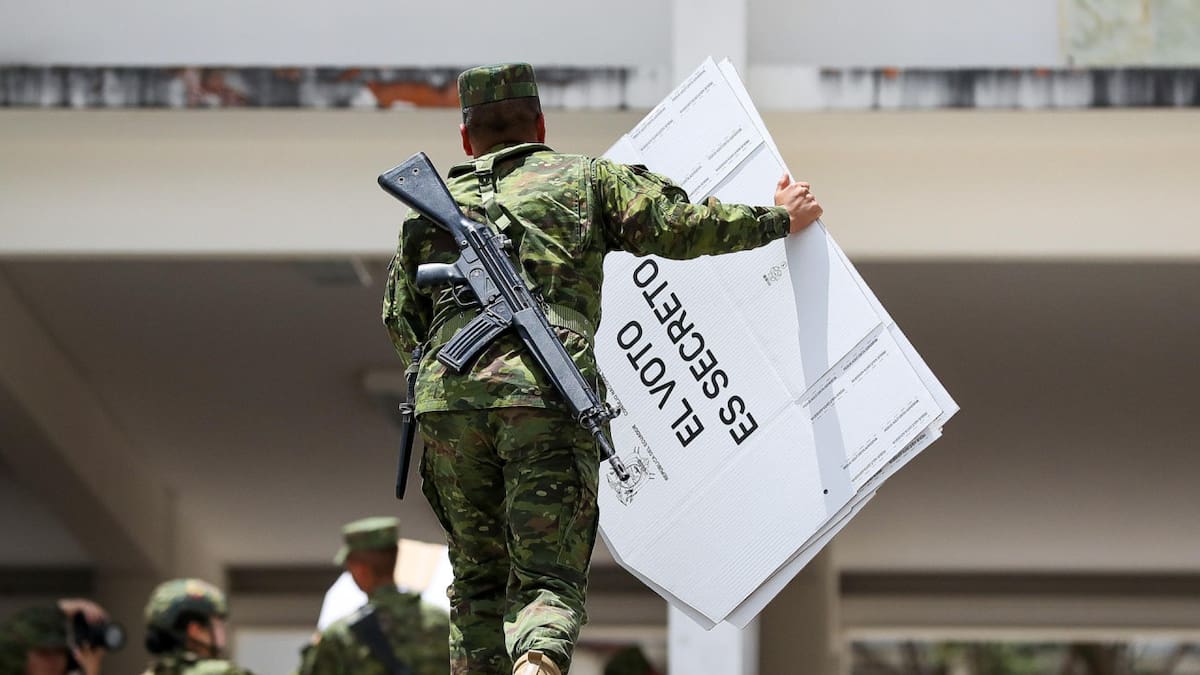 Votación del referéndum en Ecuador. Foto: EFE.