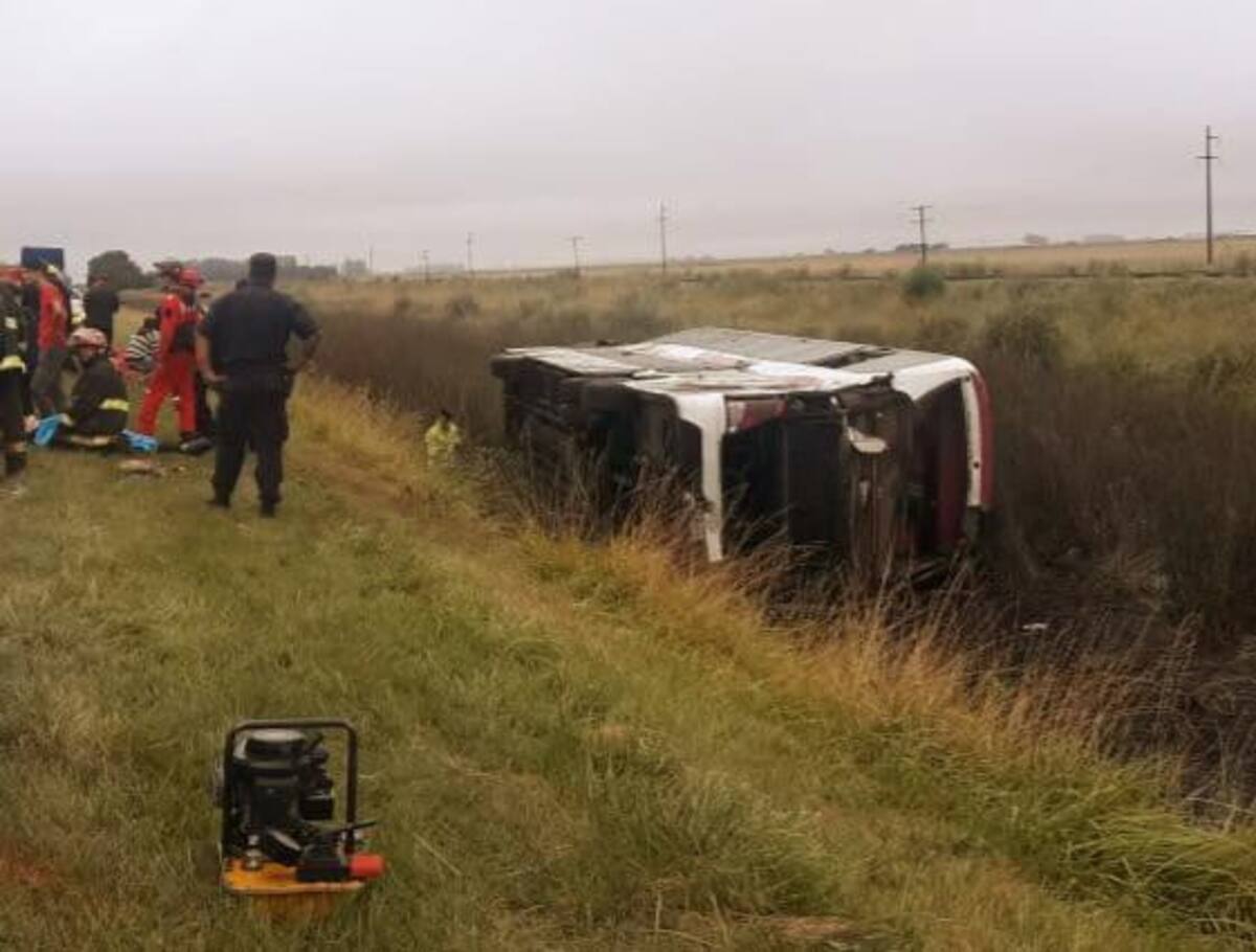 Vuelco de micro ruta 2 rumbo a Mar del Plata