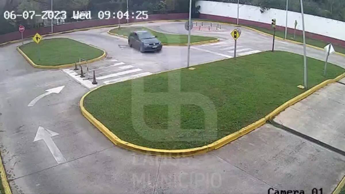 Vuelco de una conductora que realizaba el examen de manejo en Lanús. Foto: Captura de video.