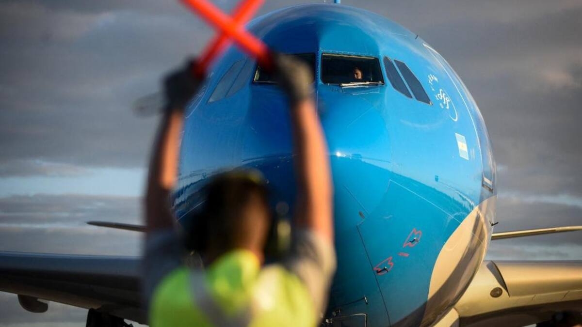 Peligro en el aire: el video de la explosión de la turbina de un avión mientras despegaba en Trelew