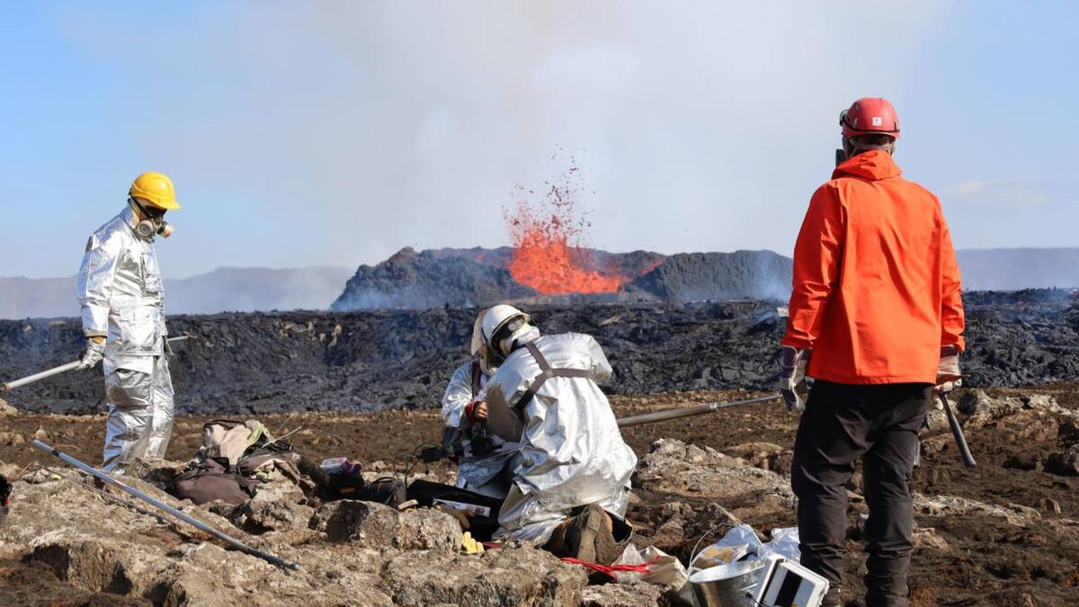 Vulcanólogos y geoquímicos preparándose para tomar muestras de lava en la península de Reykjanes (Islandia). Foto: EFE.