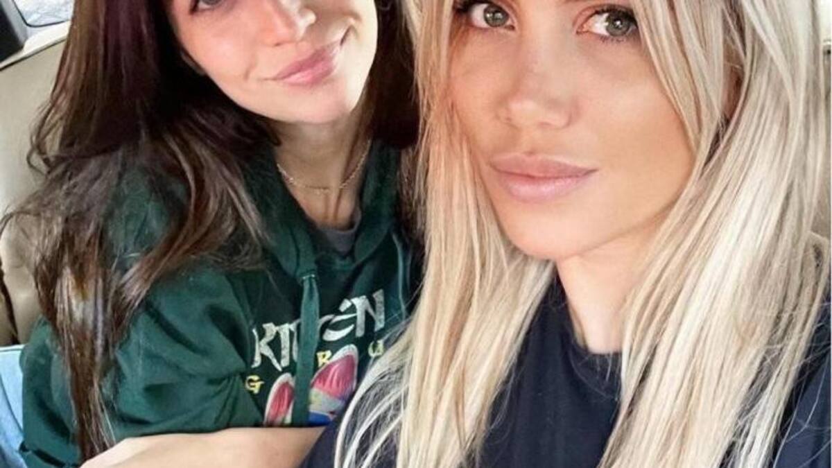 Wanda Nara y Zaira Nara en su lujosa camioneta