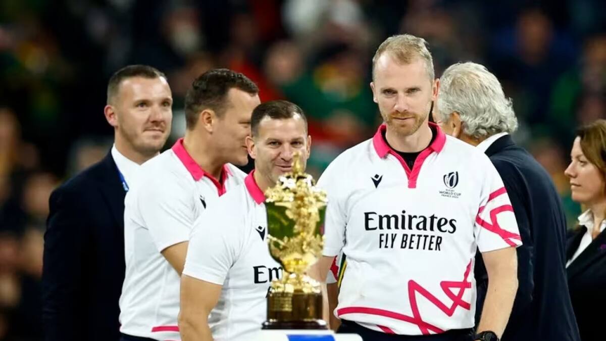 Wayne Barnes junto a la Copa del Mundo. Foto: Reuters