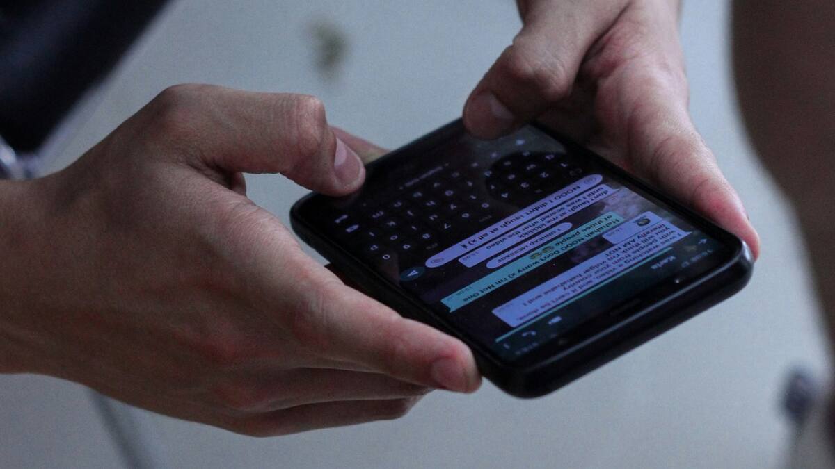 WhatsApp no puede acceder de manera directa a tus mensajes, pero sí tiene una forma de enterarse lo que escribís. Foto: Unsplash.
