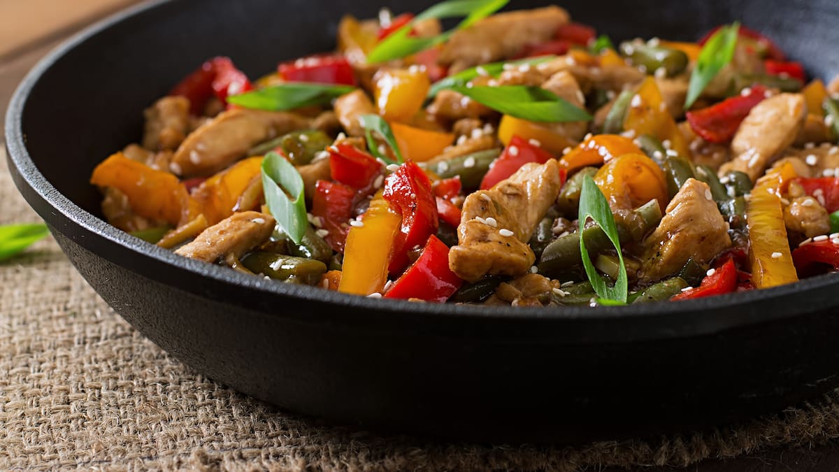 Plato de wok de vegetales, ideal para combatir las bajas temperaturas.