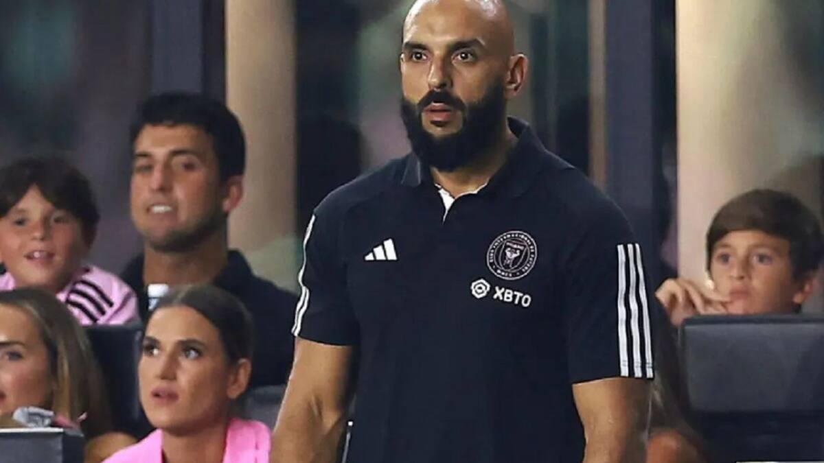 Video: el guardaespaldas de Messi interceptó a un fan que se metió a la cancha para saludarlo