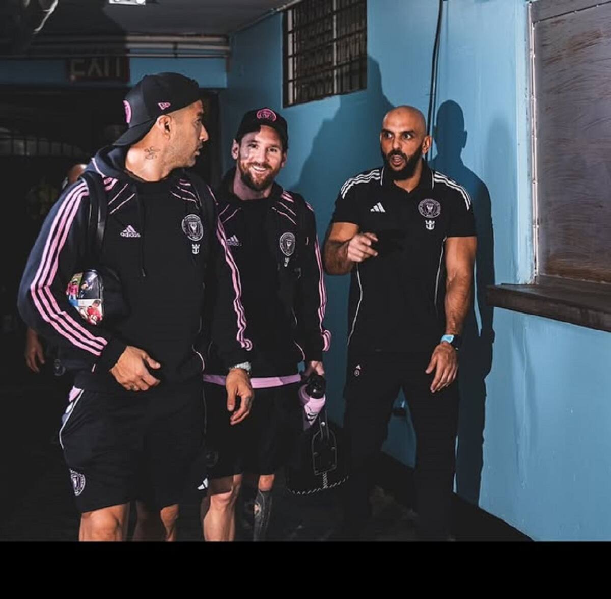 Yassine Cheuko junto a Lionel Messi y Luis Suárez. Foto: Instagram @yasstcheuko