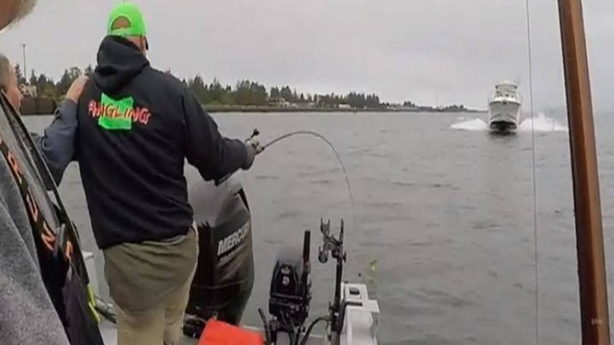 Yate se estrella a toda velocidad contra una pequeña lancha