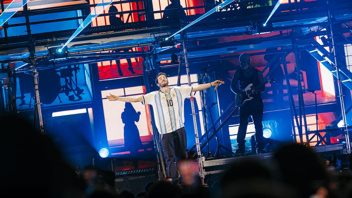 Sebastián Yatra en Buenos Aires: el público le enseñó a hacer fernet, se emocionó con sus invitados y cantó todos sus clásicos