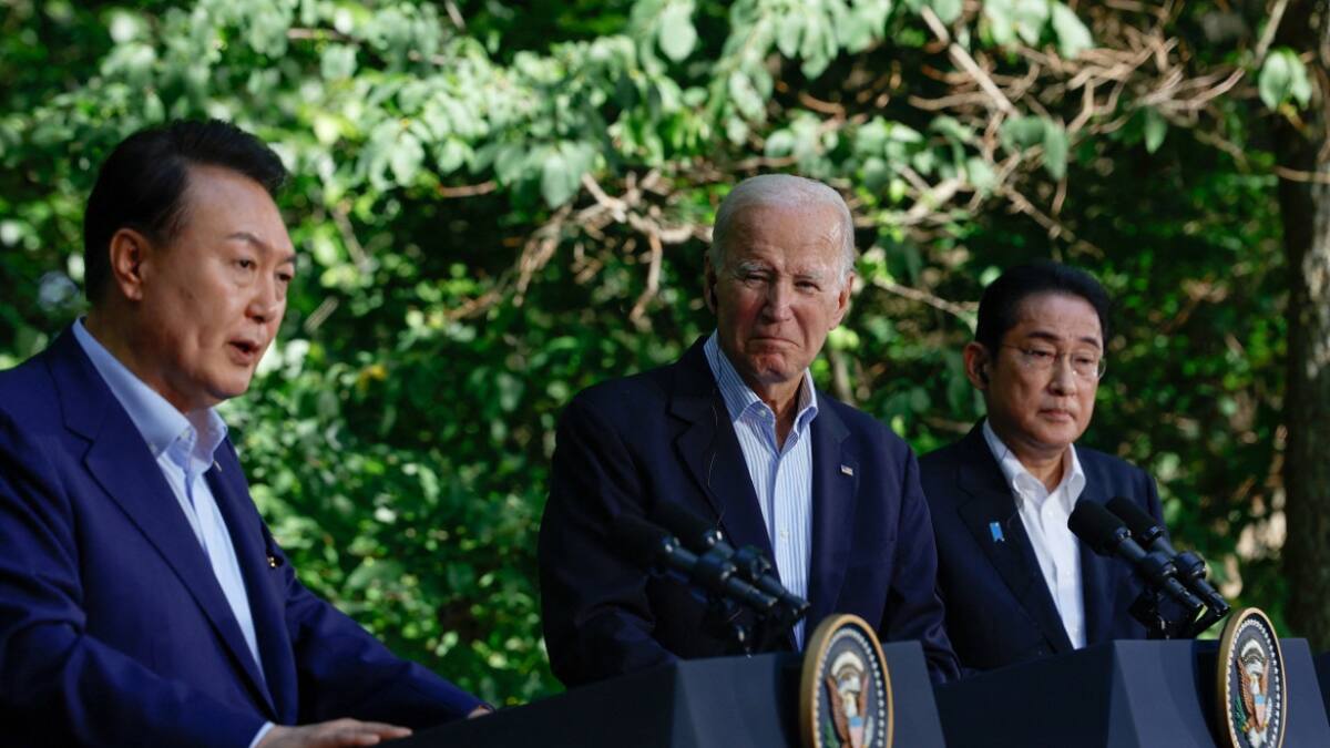 Yoon Suk-yeol, Joe Biden y Fumio Kishida en Camp David. Foto: Reuters.