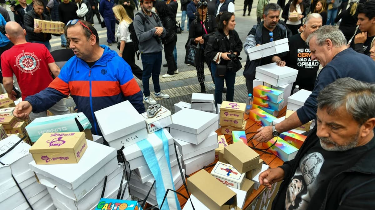 Fabricantes entregan calzado en el marco del Zapatazo solidario en Plaza de Mayo.