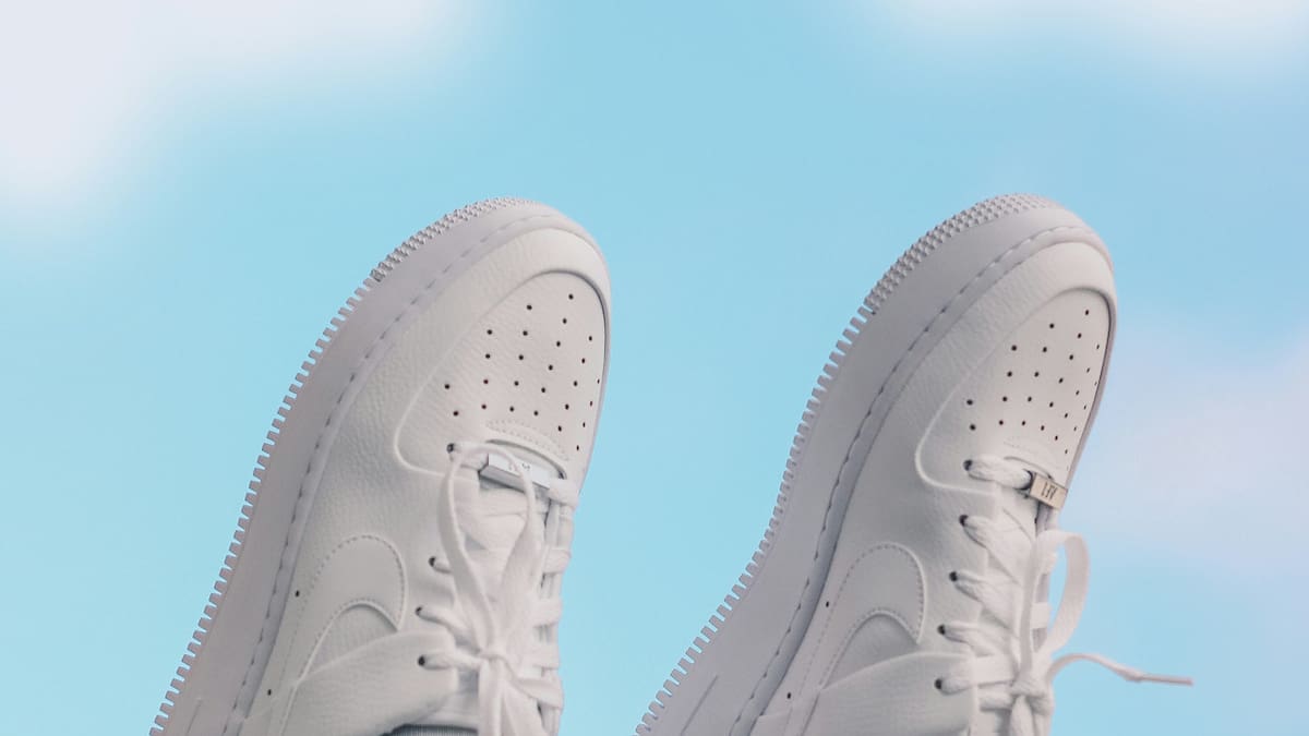 Zapatillas en oferta en Mercado Libre. Fuente: Unsplash.